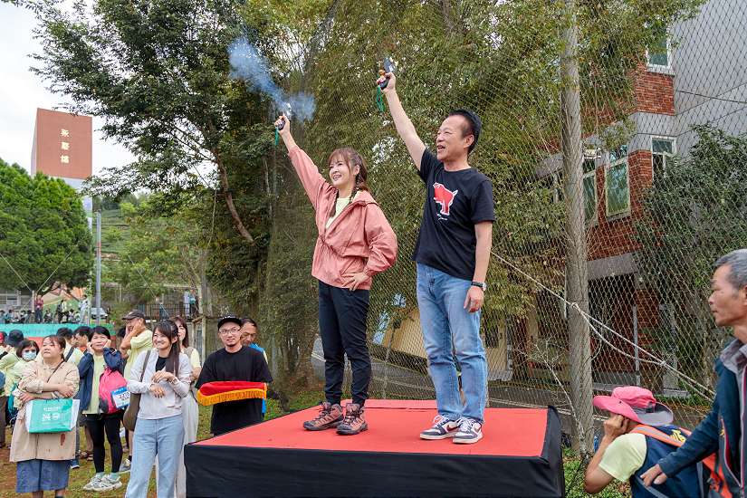 走進秋天最美的嘉鄉步道，千人共遊石棹步道群