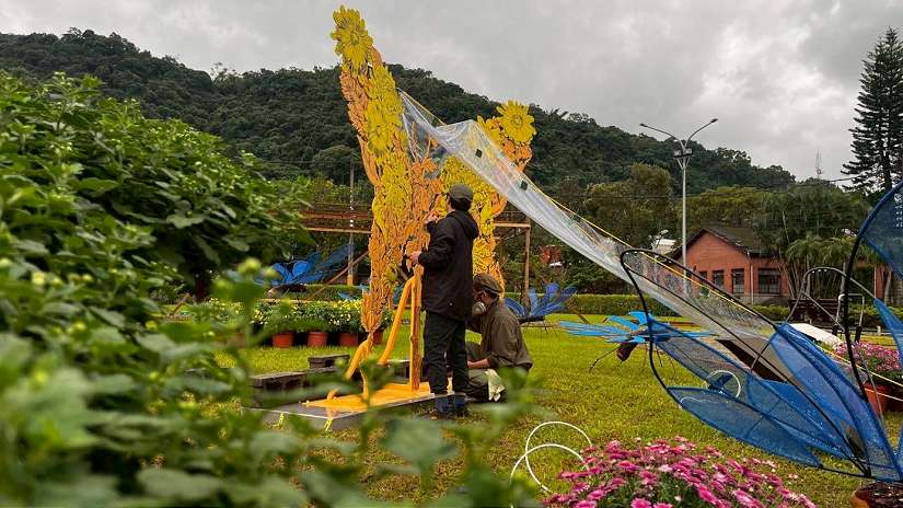 菊展亮點 藝術家創士林官邸圓夢基地  與神同遊 士林神農宮前打造微型菊展