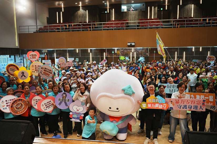 社區防暴吉祥物「抱抱雲」初登場 縣府表揚防暴大使、防暴社區