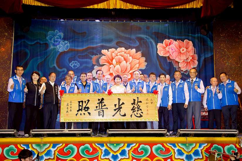 明華園日字團大里瑞和宮熱力開演 盧市長贈匾「慈光普照」肯定廟方挺傳藝、文化再發光