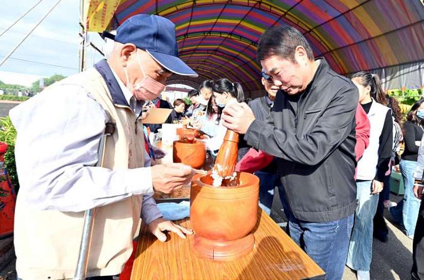 頭份舉辦米食料理暨「焢窯」烤番薯活動 縣長鍾東錦與上千鄉親同樂