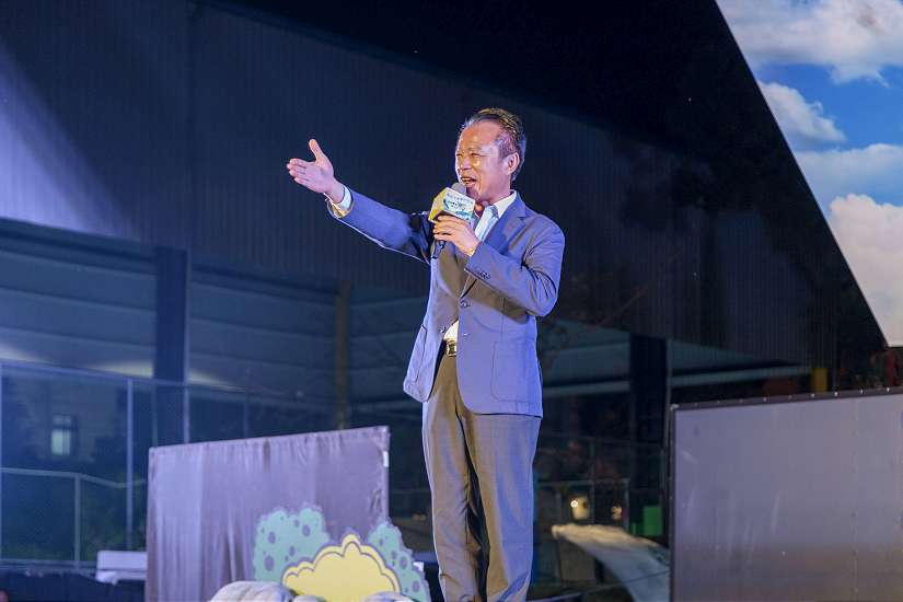 紙風車藝術卡車開進竹崎，歌仔戲演出逗樂全場