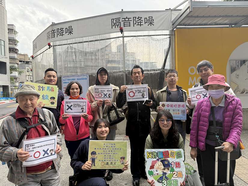 新北中和分局秀山所高顏值所長以「有獎徵答」方式拉近警民距離-防詐宣導