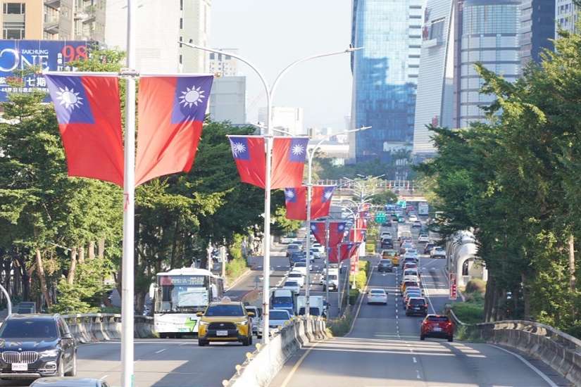 迎接2026新年序幕！台中國旗旗海齊揚 行憲紀念日、元旦雙節同慶　城市風貌煥然一新
