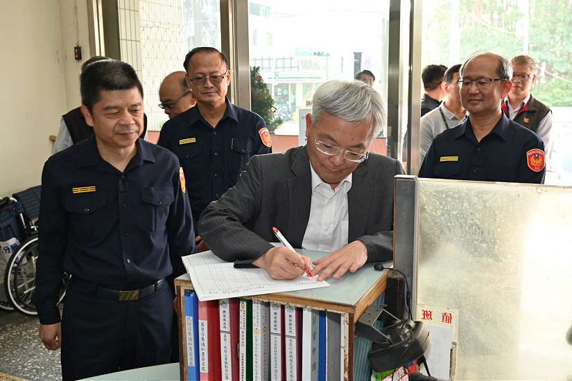 警政署署長前往嘉義市第二分局慰勉同仁，並提醒處理重大危安事件應掌握狀況遵守「報案快、到場快、處置快」三原則