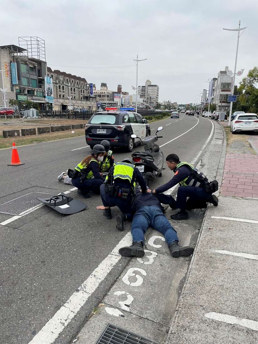 嘉市警方強化防搶演練，逼真程度讓提款民眾誤信報案