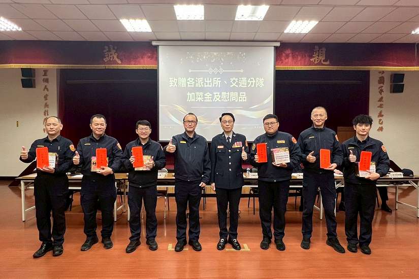 行政院政務顧問王瑞華及文山第一分局長洪漢周率義警大隊全力投入治安維護行列