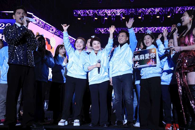 最強跨年在台中！蕭敬騰獨家開唱湧30萬人潮 盧市長史上最短致詞「馬麻愛你」再創紀錄