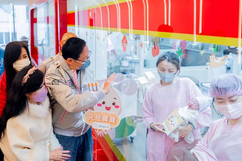 張善政市長探望元旦寶寶　多項婦幼新政同步上路打造育兒友善城市