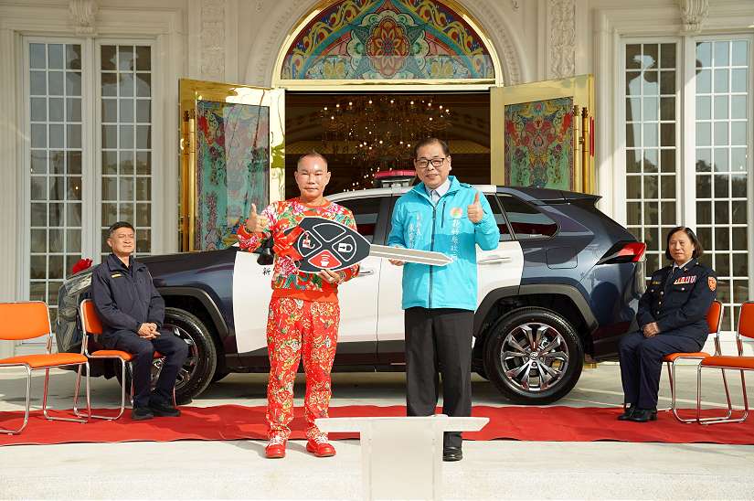 啟德董事長胡漢龑捐竹縣巡邏車  助警車汰舊換新! 