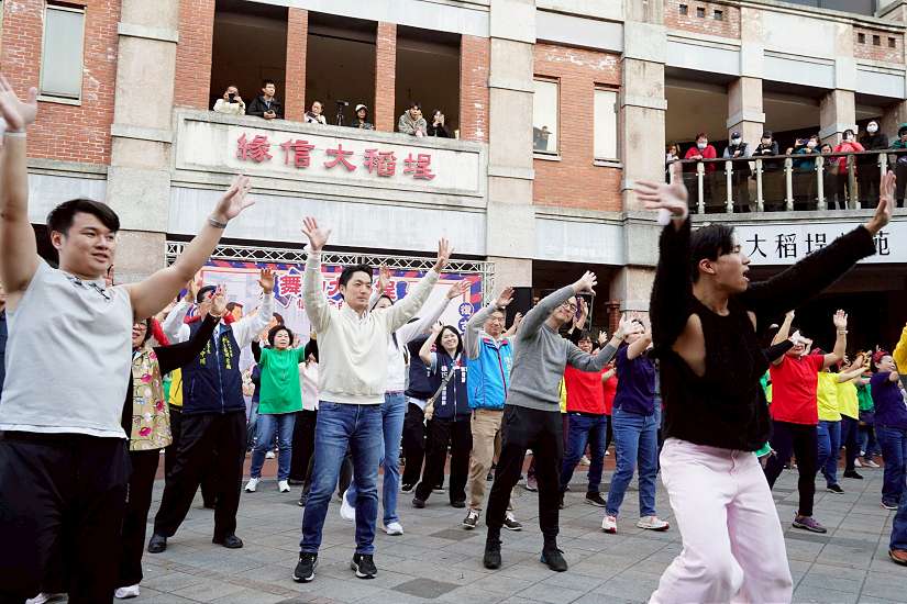 蔣萬安大稻埕齊跳快閃舞 宣導反詐防竊、平安迎新年