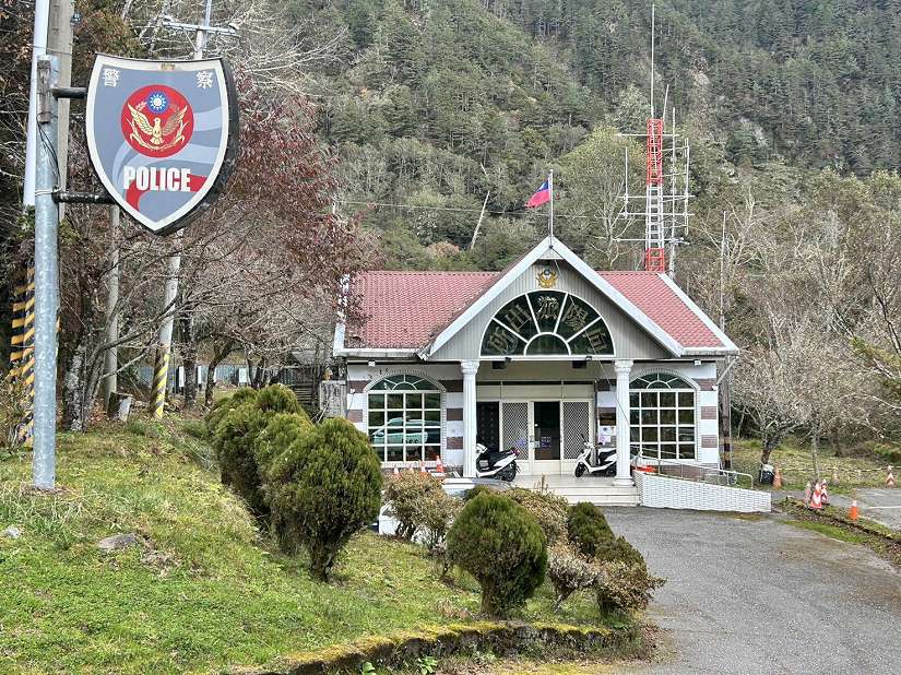 寒流低溫埡口飄雪！臺20線多項管制並行　關山警籲行前查詢路況確保安全