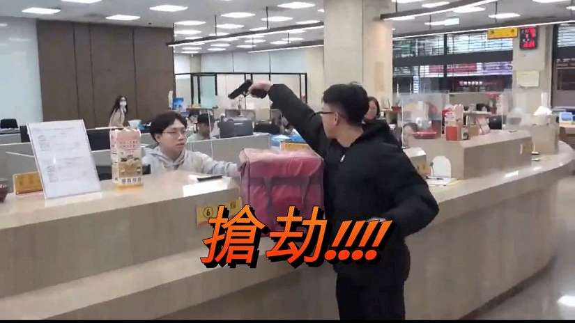 年節防搶不鬆懈！中山警模擬「假外送真搶劫」演練 提醒民眾提高警覺