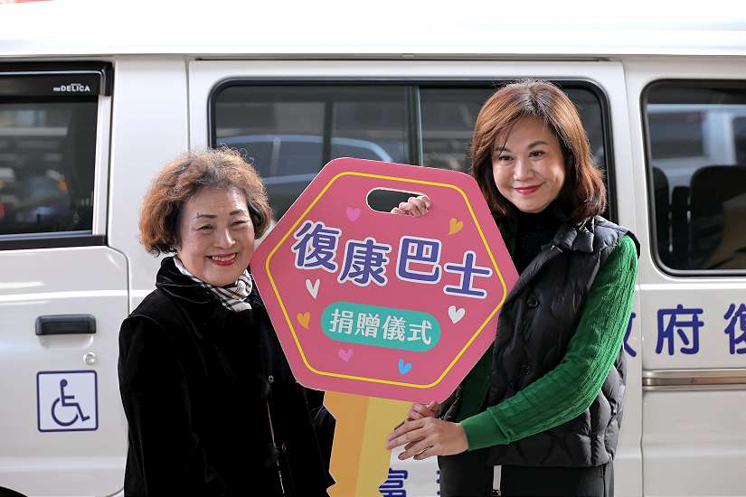 乘載先夫的愛與思念 虹橋里李碧霞里長捐復康巴士
