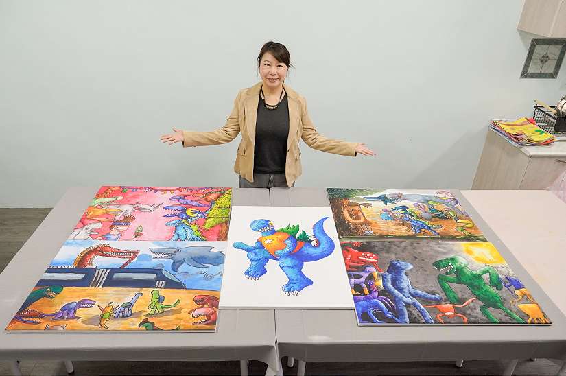 星兒小畫家郁昕熱愛畫恐龍 父母為他開設「恐龍畫食」文創館