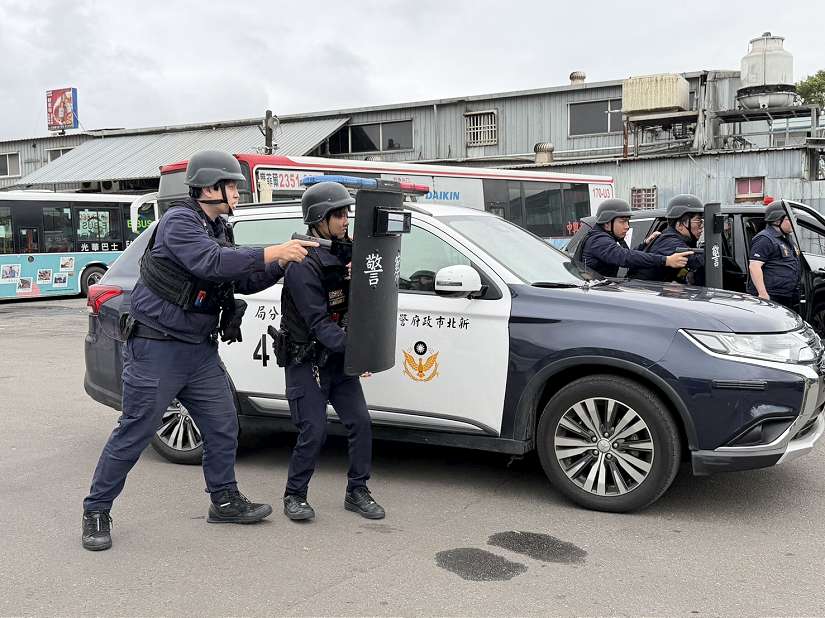 年關防搶動真格!土城警防搶演練太逼真 行人直呼嚇人
