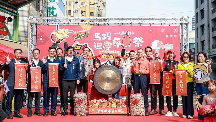 「2026高雄過好年」鳳中街熱鬧開跑 陳其邁首日發送「超人精神 一馬當先」開運小紅包向市民拜早年