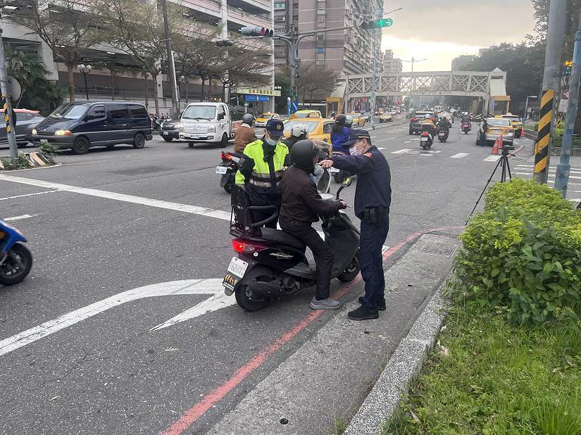 科技輔助/過年不怕塞！土城警開啟「上帝視角」疏導交通，路口不禮讓當心挨罰