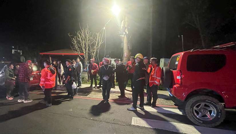 夜幕山林驚魂　基隆消防兩小時成功救回迷途婦人