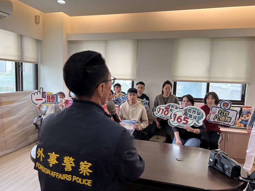 春節居家外出 八德警前進工廠向外僑宣導