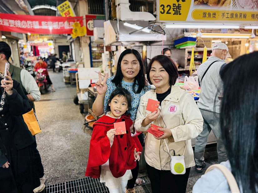 馬上快樂！周春米市場拜早年 「瑞馬春騰」小紅包傳遞新春祝福 人潮湧現熱鬧滾滾