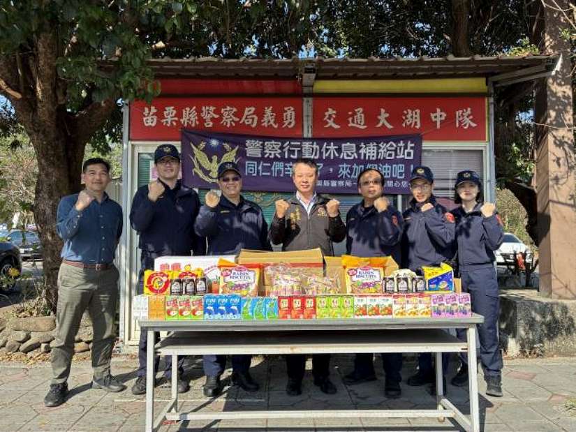 草莓季觀光車潮不歇、補給不停 大湖分局設行動補給站力挺第一線員警