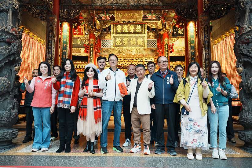 張善政初一走訪桃園宮廟參香發福袋  祈願市民馬載祿厚、平安順遂