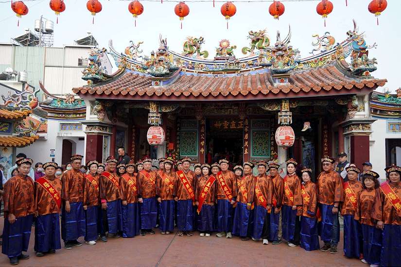 春節初四屏東熱博人潮湧現 周春米縣長發送紅包與平安米添好運