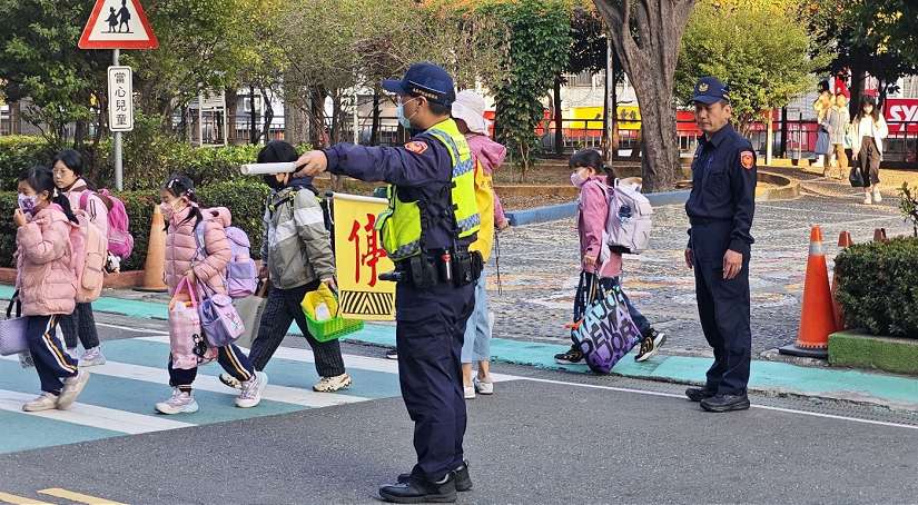 嘉義市學童開學日 警察局護童專案啟動  嘉市警暖心上線