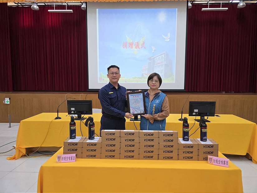 善心民代捐贈防護型噴霧器 提升員警執勤安全