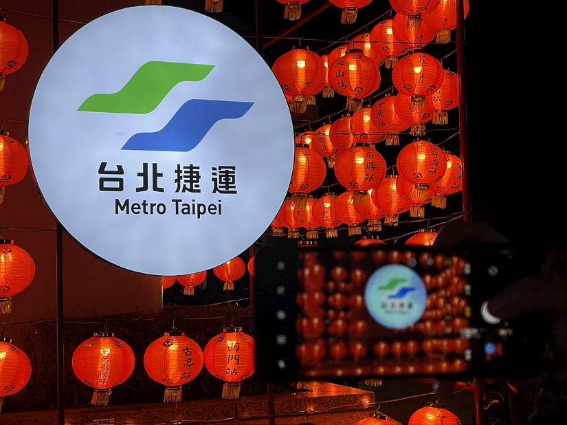 搭捷運逛燈節！北捷圓山站燈籠牆展現年節城市風景 「積木機器人打卡牆」登場 帶著鐵騎、銀翼一起拍照去！