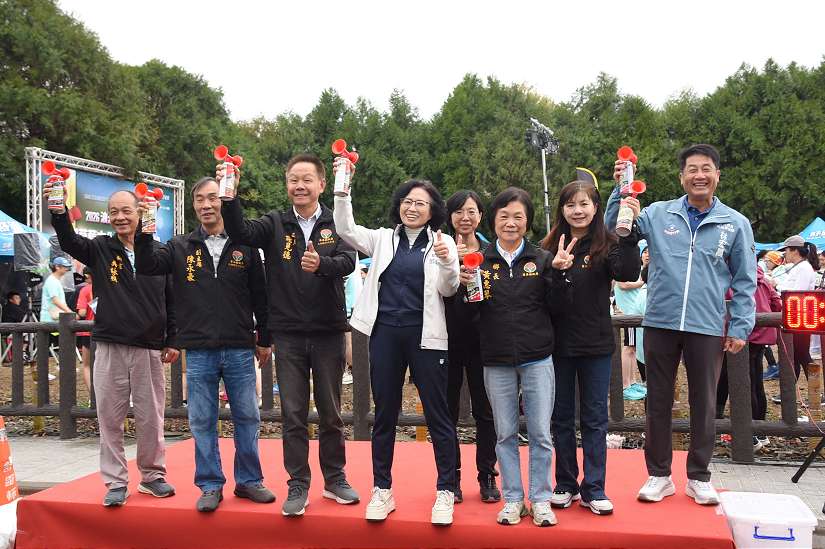 戀戀草莓嘉年華馬拉松開跑　副縣長偕來賓鳴笛期許跑者馬力全開