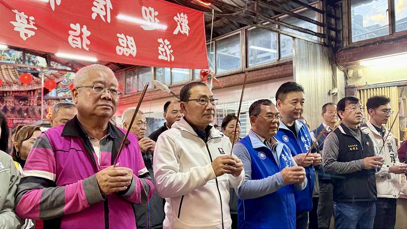 土城三元宮慶元宵 侯友宜參香發福袋祈願地方平安