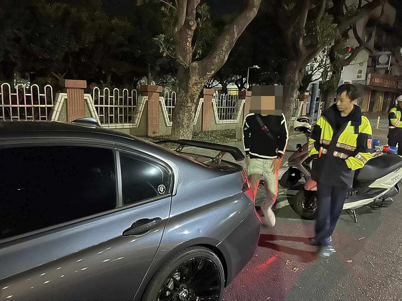 燈會人潮多找不到車 布袋警地毯式搜尋助返家