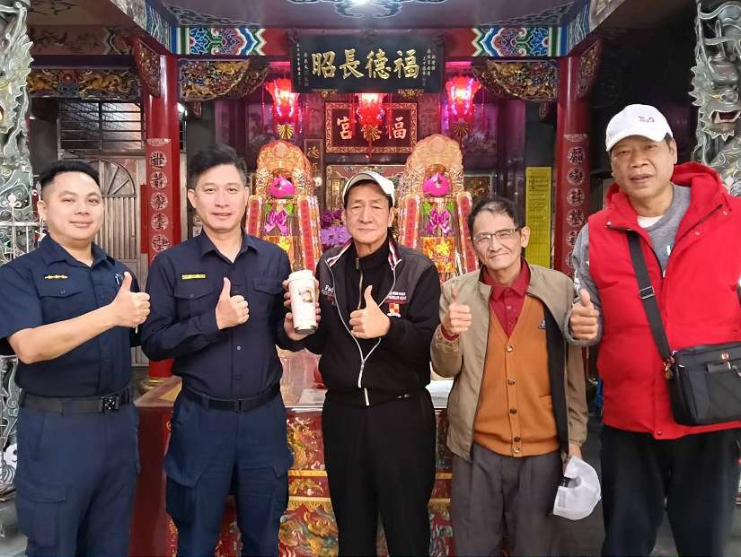 烈日執勤暖心相挺 新豐街福德宮宮主贈保溫杯關懷員警