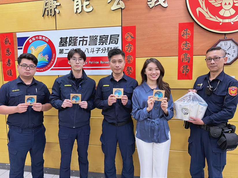 議員送暖挺警！八斗子破毒有功　飲料＋特色杯墊加油打氣