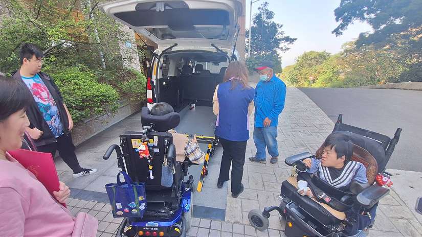 張姓姊妹以父母之名慨捐百萬復康福祉車 嘉惠八里愛心教養院162位院生