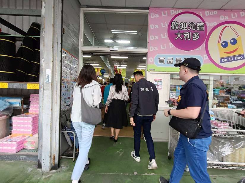 嘉義縣政府連假會同檢調前往賣場訪查塑膠袋供貨狀況