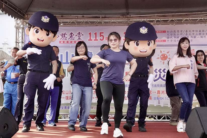 淨山健行市民齊出發 信義警併肩反賄識詐