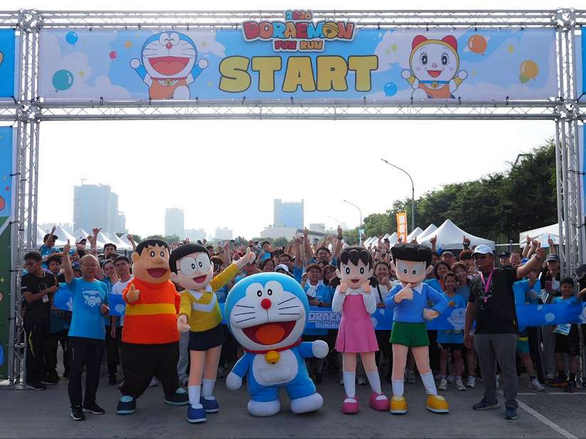 睽違10年「哆啦A夢路跑」回歸台中 吸4000人朝聖 任意門、時光機經典場景神還原