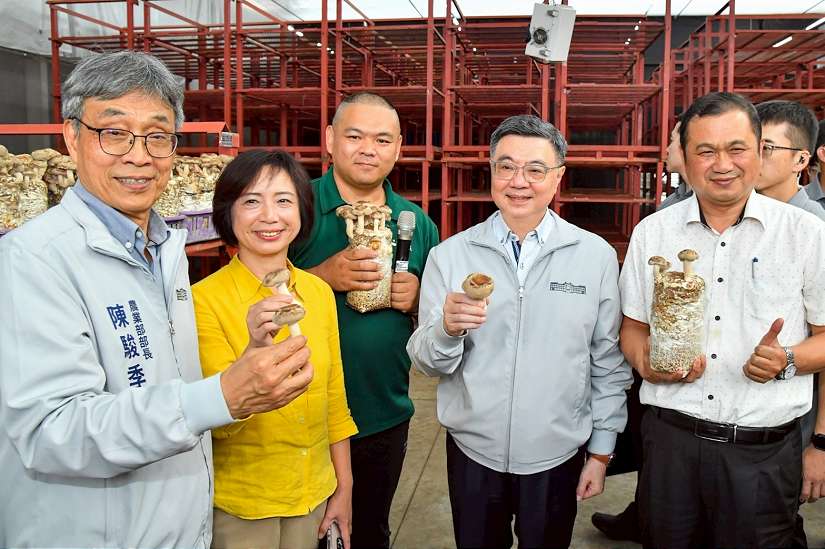 卓揆參訪臺中現代化智能環控香菇栽培場 肯定落實「智慧、韌性、永續、安心」四大農業政策主軸