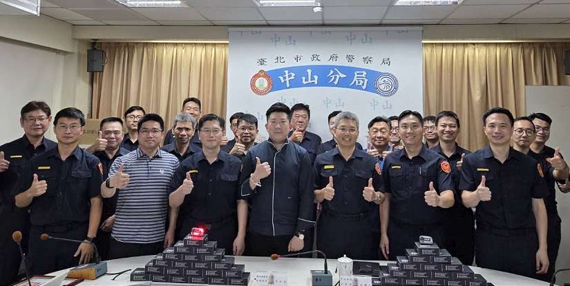 守護人民保姆安全！萬仕達建設於警察節前夕捐贈中山分局800個警用肩燈