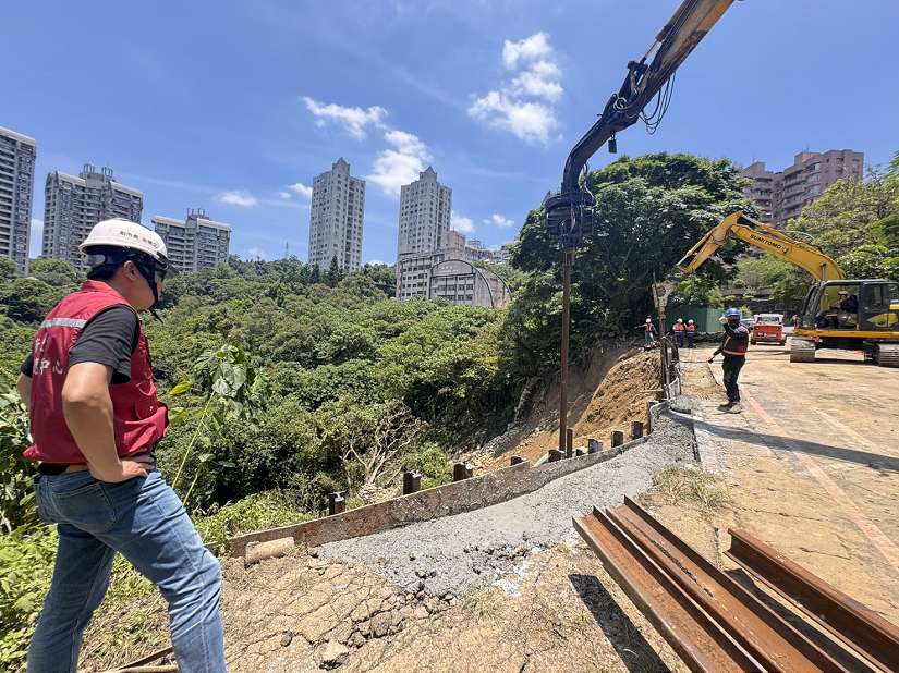新店新坡一街建築物監測安全無虞 市府團隊端午連假持續邊坡搶修預計21日完成