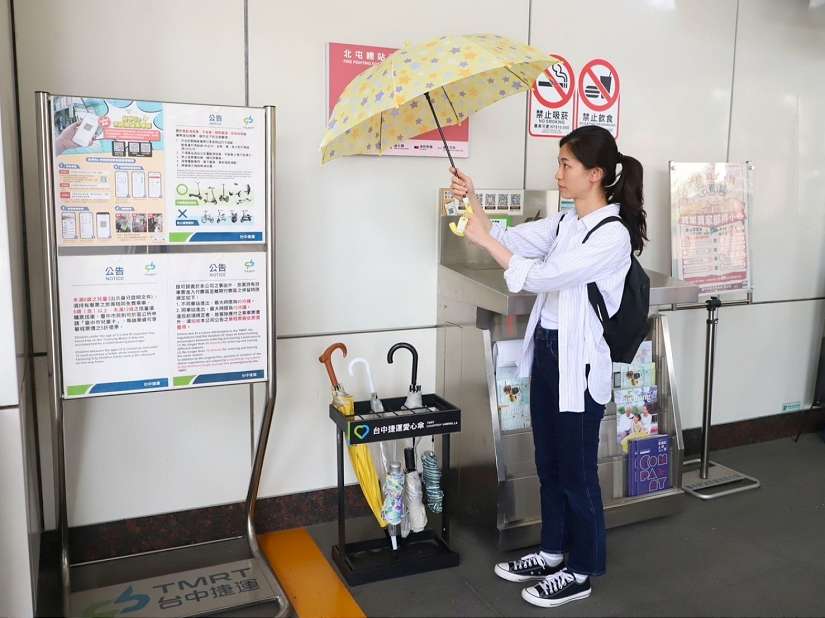 一年拾獲逾千把雨傘！中捷讓遺失傘化身愛心傘守護旅客雨天返家