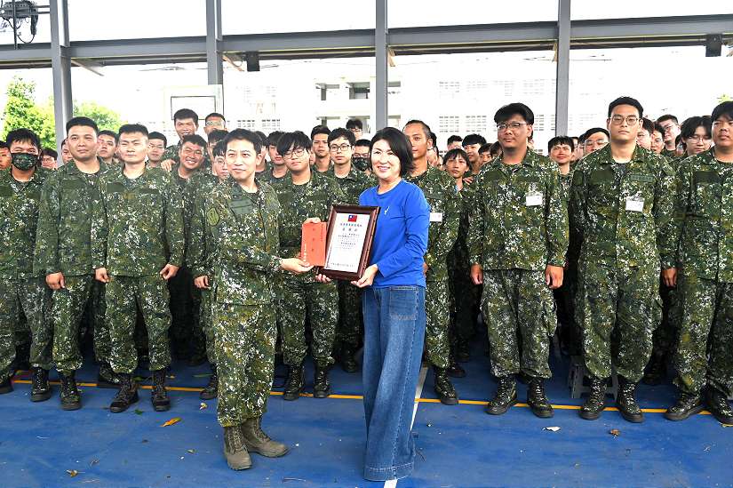饒慶鈴慰勉教召弟兄頒發獎金　感謝打造安全韌性臺東